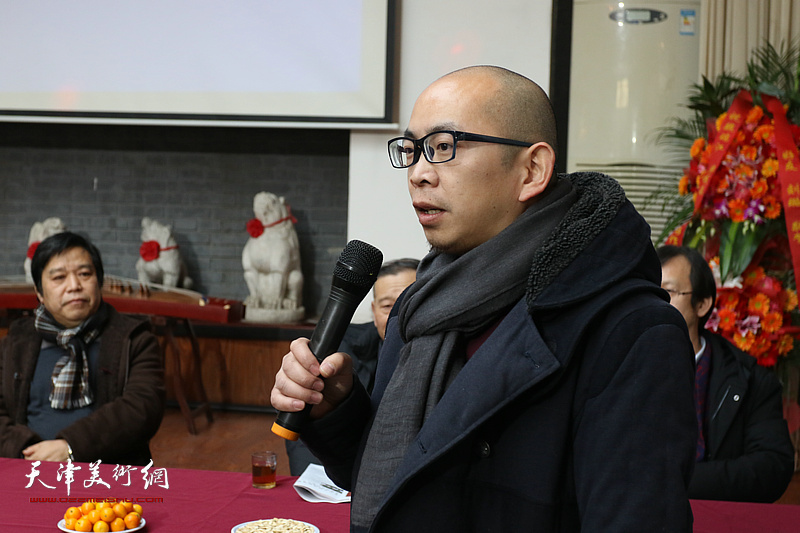 图为:阚传好代表参展画家发言