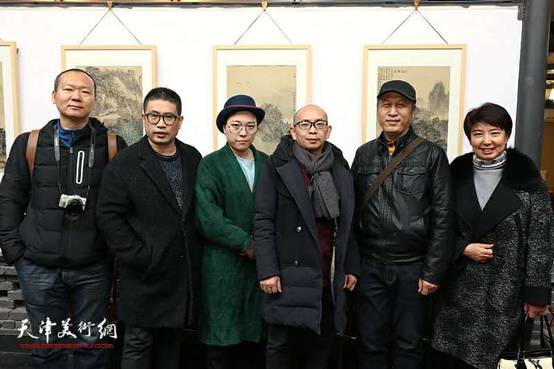 图为:左起:何成、姜立志、范馨心、阚传好、王刚、张梅君在画展现场