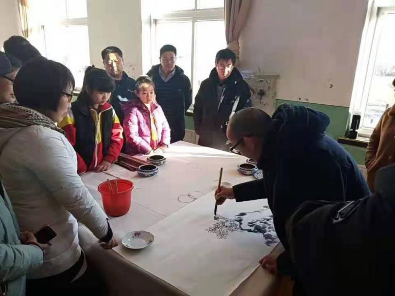 阚传好为帮扶村村民示范绘画