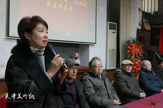 图为:天津师范大学校友会会长张梅君致辞