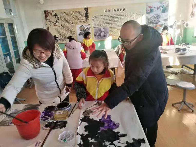 阚传好(右一)发挥专业专业特长指导助学