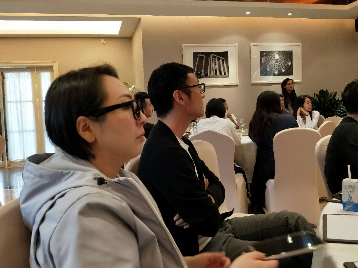 其他校友仔细聆听