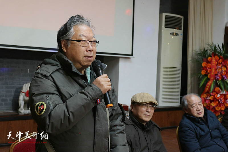 图为:天津市美术家协会水彩画艺委会主任石增琇致辞