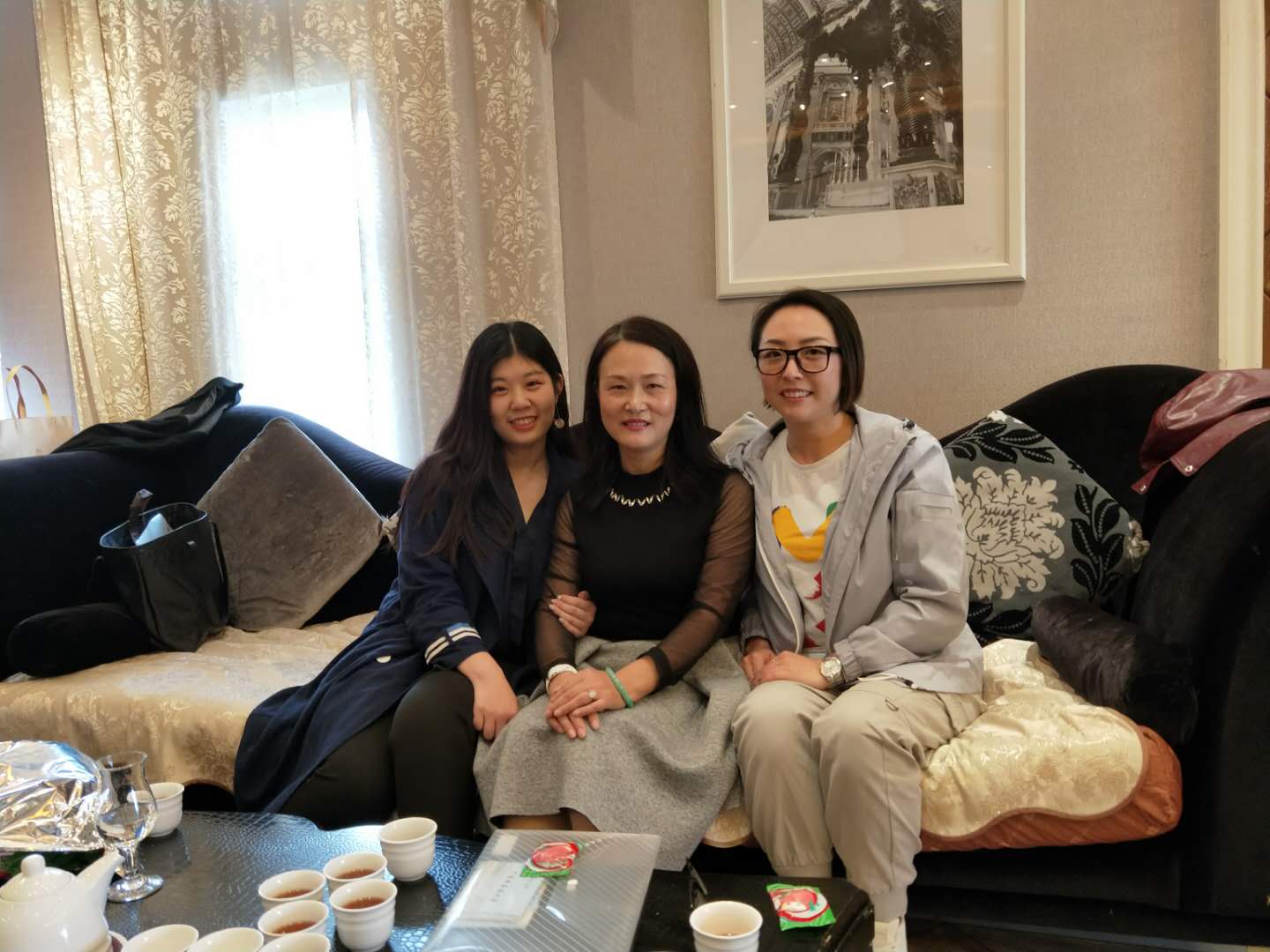 鲍老师和校友亲切交谈