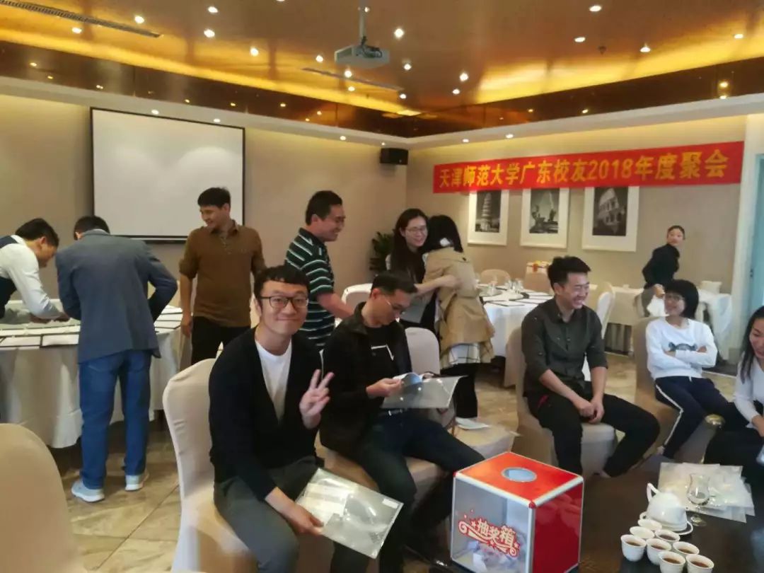 先到的校友自由交谈