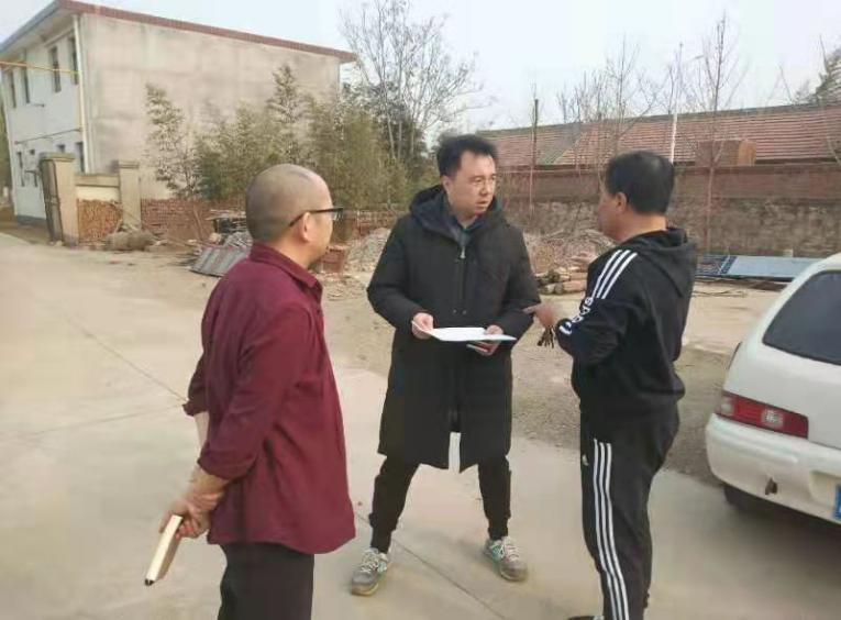 阚传好(左一)与帮扶工作组开展走访调研