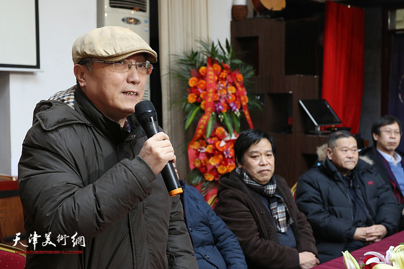 图为:中国书画报社社长何东致辞